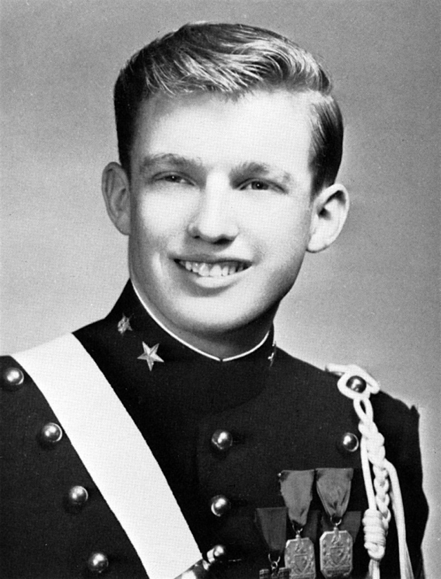 Trump als tiener op de militaire academie. Volgens biografen werd daar zijn meedogenloze karakter gevormd. (ap)