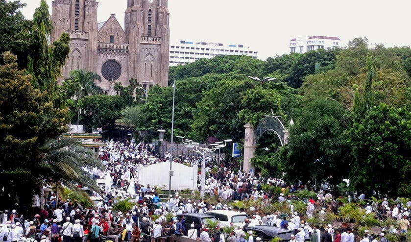 Het protest van Indonesische moslims tegen de christelijke gouverneur Ahok in Jakarta (foto), heeft mede te maken met hun economische achterstand. (Stefan Franz)
