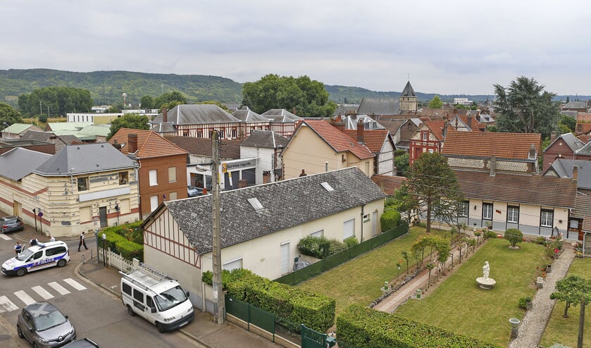 St-Etienne-du-Rouvray, de Normandische plaats waar twee aanvallers dinsdag toesloegen in een kerk, die in de verte is te zien. (ap / Francois Mori)