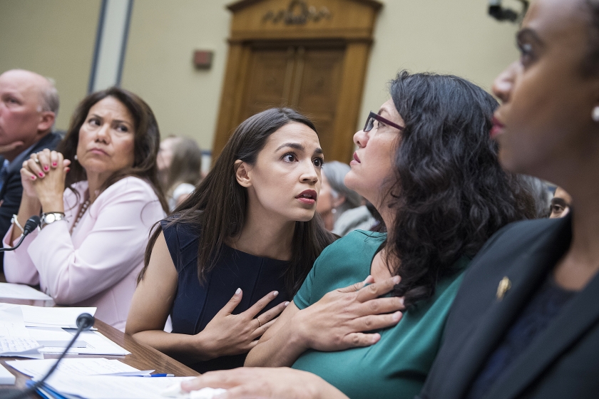 Alexandria Ocasio-Cortez (tweede van links) spreekt met Rashida Tlaib. Ayanna Pressley staat helemaal rechts op de foto. (getty images)