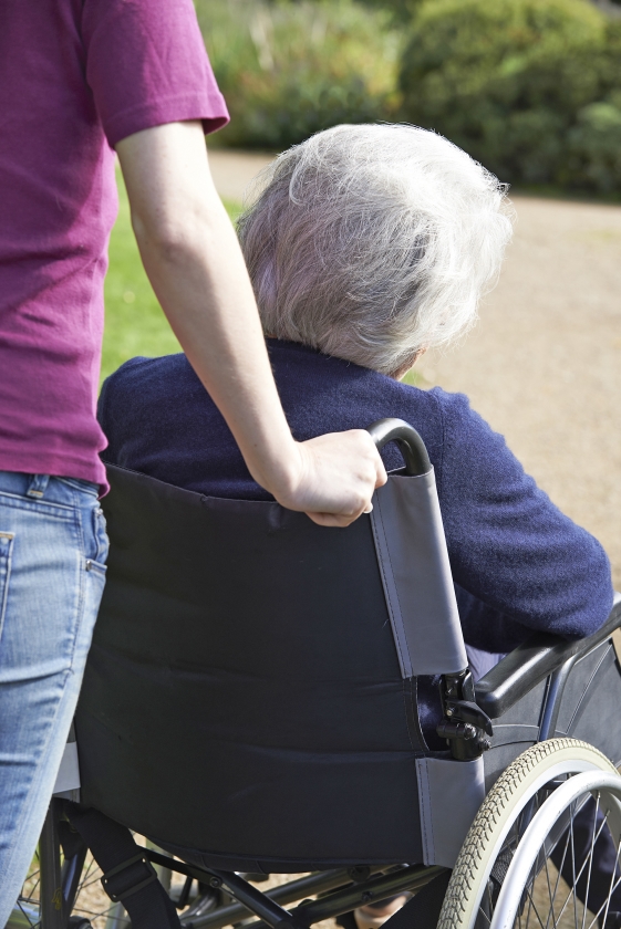 Bij ouderdom zie je iemand achteruitgaan, kwetsbaar worden. Anders dan bij de opvoeding van kinderen zie je geen perspectief in de zorgen om je ouders. (istock)