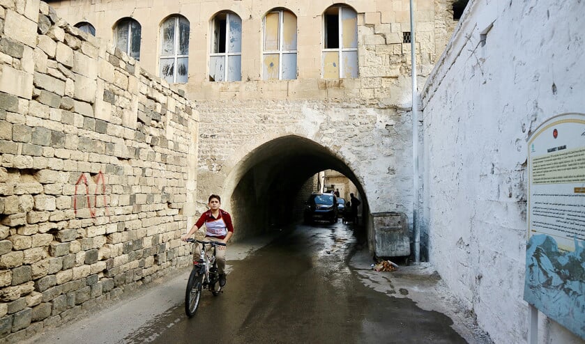 Oude stadspoort van Kilis. Al integreren de Syrische vluchtelingen goed in de stad, er wordt ook geklaagd over overlast en afval op straat. (Ans Boersma)