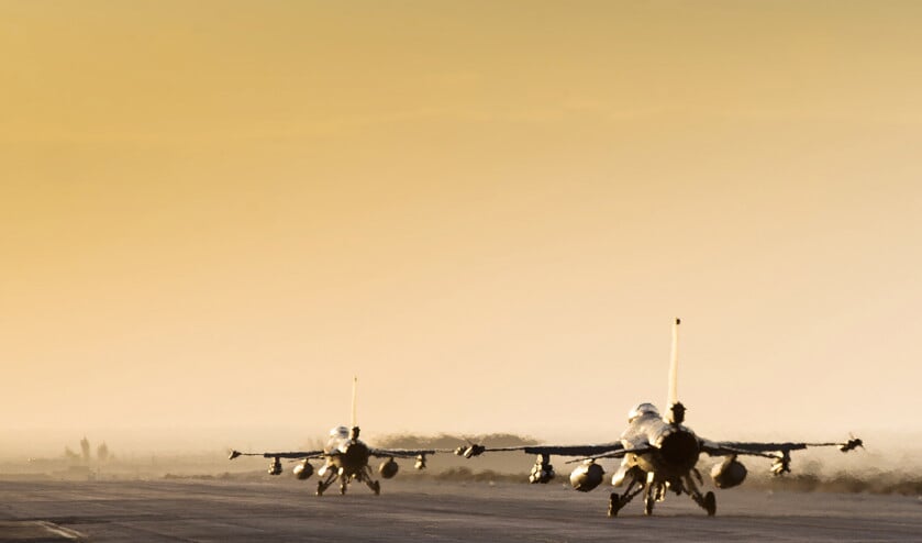 Nederlandse F-16’s die in Jordanië zijn gestationeerd, stijgen op voor een nieuwe missie. (Jan Dijkstra)