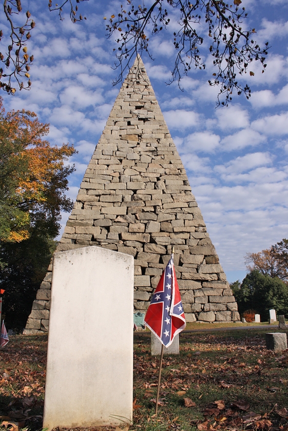De 27 meter hoge piramide op Hollywood Cemetery is een gedenkteken voor de meer dan 18.000 soldaten van de Confederate Army die hier begraven liggen. (Riekelt Pasterkamp)