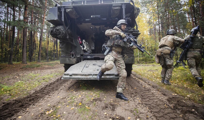 Nederlandse militairen verlaten in Litouwen een Boxer pantserwielvoertuig. (ministerie van defensie / Evert-Jan Daniëls)