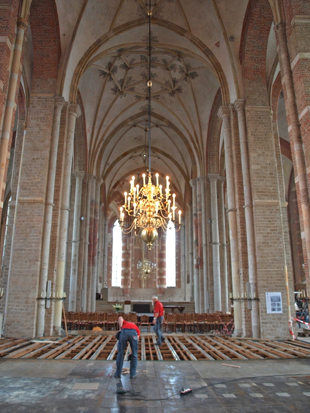 In de Grote- of Lebuïnuskerk in Deventer werd donderdag gesproken over kerksluiting. Deze Deventer kerk wordt zelf niet bedreigd met sluiting; in 2012 kreeg de kerk een grote opknapbeurt. Onder meer de vloer werd grondig aangepakt. (nd)
