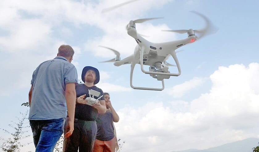 Drones zijn makkelijk te besturen en bieden hulporganisaties mogelijkheden om informatie te verzamelen over moeilijk te bereiken gebieden. (medair / Wendy van Amerongen)
