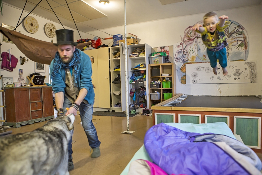 Jahu Järvinen met de jongste van zijn zes kinderen in Kurikka, een plaats in het westen van Finland: ‘Ik voel me de winnaar van een loterij.’ (Julius Schrank)