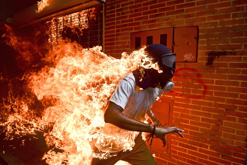 De Venezolaanse fotograaf Ronaldo Schemidt heeft de World Press Photo 2018 gewonnen, de prijs voor de beste foto van het jaar. Hij maakte een foto van een Venezolaanse man die in brand staat tijdens gewelddadige protesten tegen president Nicolás Maduro in Caracas (afp / Ronaldo Schemidt)