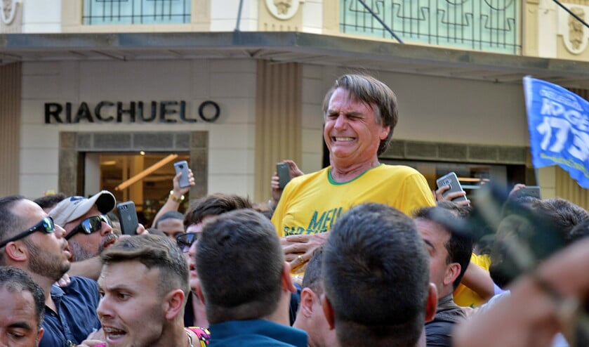 Tijdens een campagnebijeenkomst in Juiz de Fora wordt de rechtse politicus Jair Bolsonaro neergestoken door een sympathisant van links. Zijn daad was ‘een bevel van God’, verklaarde de dader achteraf. (epa / Raysa Leite)