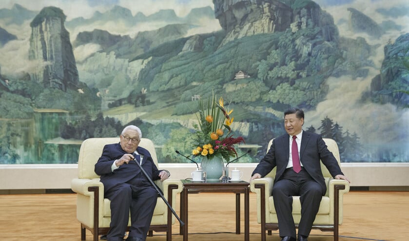 De Chinese president Xi Jinping spreekt in de Grote Hal van het Volk in Peking met de Amerikaanse oud-minister van Buitenlandse Zaken Henry Kissinger. (afp / Thomas Peter)