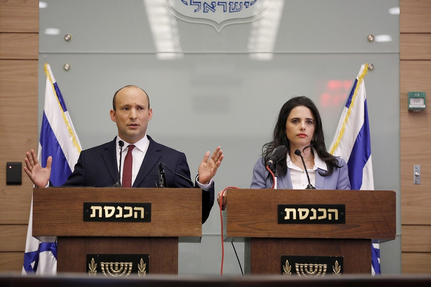 De Israëlische minister van Onderwijs Naftali Bennett (l.) en zijn collega Ayelet Shaked slikken in de Knesset hun ultimatum aan Netanyahu in en maken bekend niet uit het kabinet te zullen stappen. (epa / Abir Sultan)