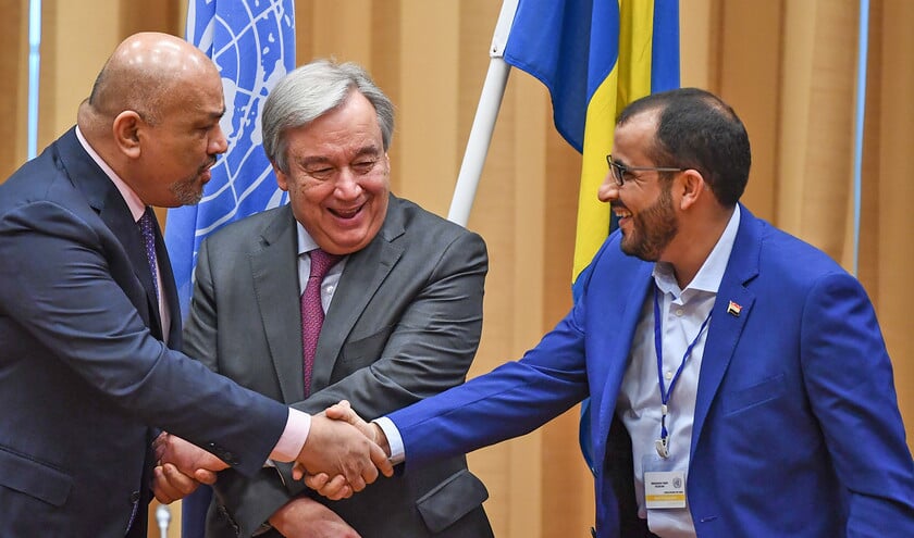 Het kwam tot een handdruk voor de camera’s donderdag, tussen Jemens minister van Buitenlandse Zaken Khaled al-Yamani (links) Mohammed Abdelsalam (rechts) namens de Houthi-rebellen. VN-baas Antonio Guterres deed mee. (afp / Jonathan Näckstrand)