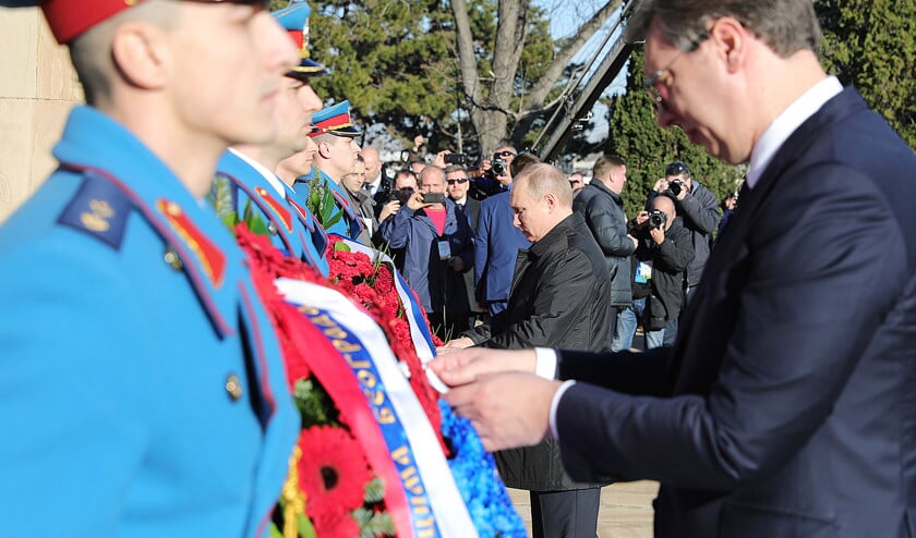 De Servische president Aleksandar Vucic en de Russische president Vladimir Putin tijdens de kranslegging bij het monument voor de bevrijders van Belgrado. (epa / Michael Klimentyev)