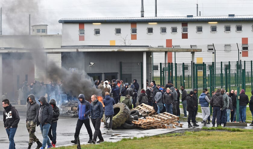 Personeel blokkeert uit protest de ingang van een gevangenis in Alencon. (afp / Jean-Francois Monier)