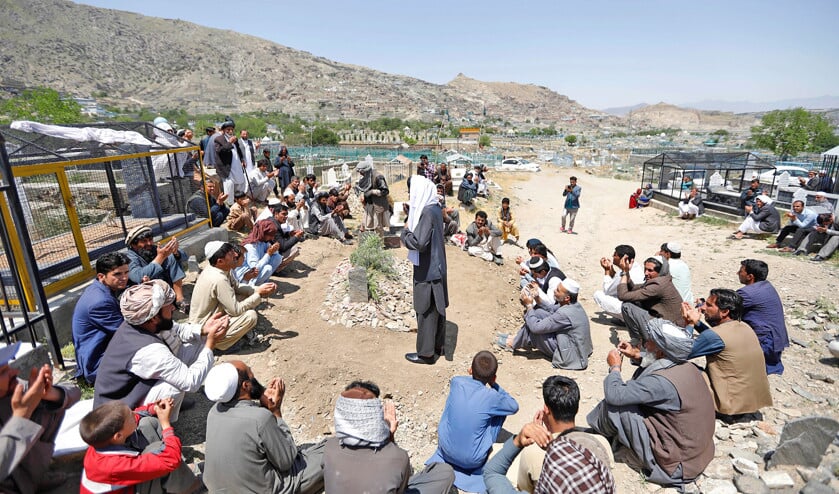 Mensen bidden tijdens de begrafenisceremonie van de Afghaanse vrouwelijke journalist en politiek adviseur, Mina Mangal, een dag nadat ze door onbekende schutters in het centrum van Kabul werd gedood. (epa / Jawad Jalali)