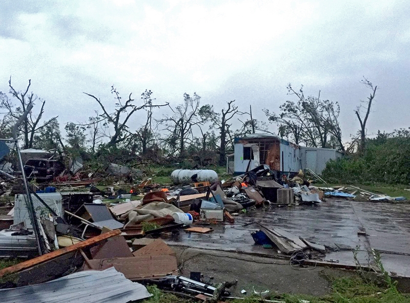 Noodweer heeft drie mensen het leven gekost in Golden City, in de Amerikaanse staat Missouri. Het Midden-Westen van de Verenigde Staten wordt al de hele week geteisterd door uitzonderlijk zware onweersbuien en tornado’s. In de staat Oklahoma is de wateroverlast de grootste zorg. < (epa)