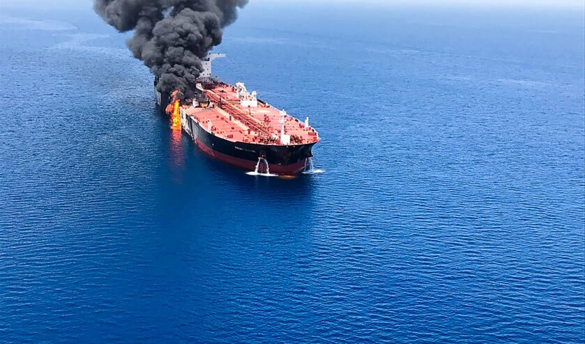 De olietanker Front Altair, van de Noorse rederij Frontline, staat in brand in de Golf van Oman. De brand ontstond nadat de tanker donderdag was getroffen door een explosief, mogelijk een zeemijn of een torpedo. (epa)