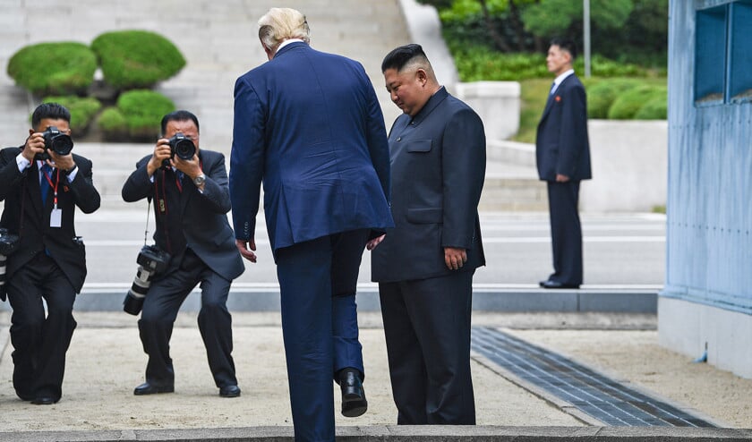Een historisch moment? Donald Trump steekt als eerste Amerikaanse president de grens met Noord-Korea over. (afp / Brendan Smialowski)