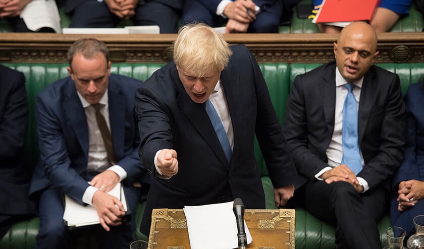 Boris Johnson bij zijn debuut als premier in het Lagerhuis. Rechts minister van Financiën Sajid Javid; links Dominic Raab, die een harde brexit voorbereidt. (afp / Jessica Taylor)