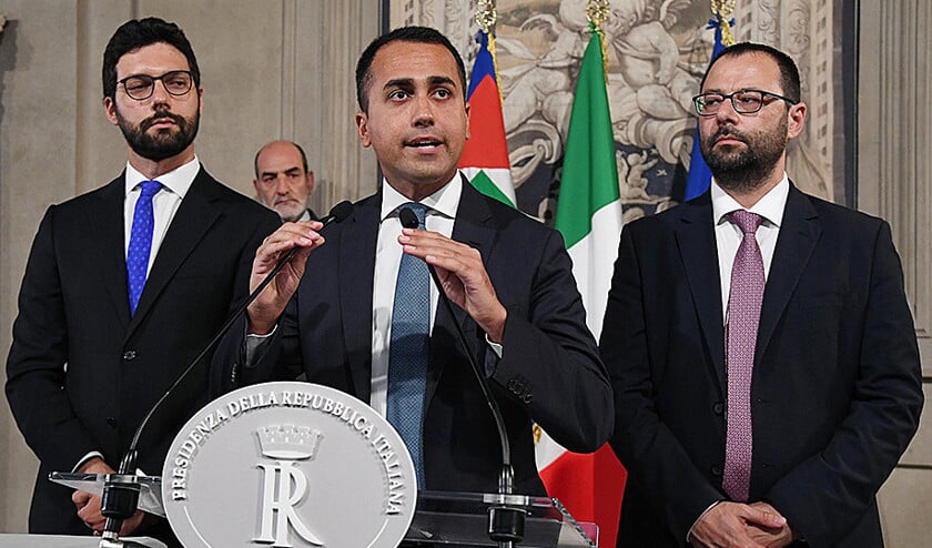 Leider van de Vijfsterrenbeweging, Luigi di Maio (m), staat de pers te woord. Aan zijn zijde staan collega’s Stefano Patuanelli (r) en Francesco D’Uva. (epa / Alessandro di Meo)