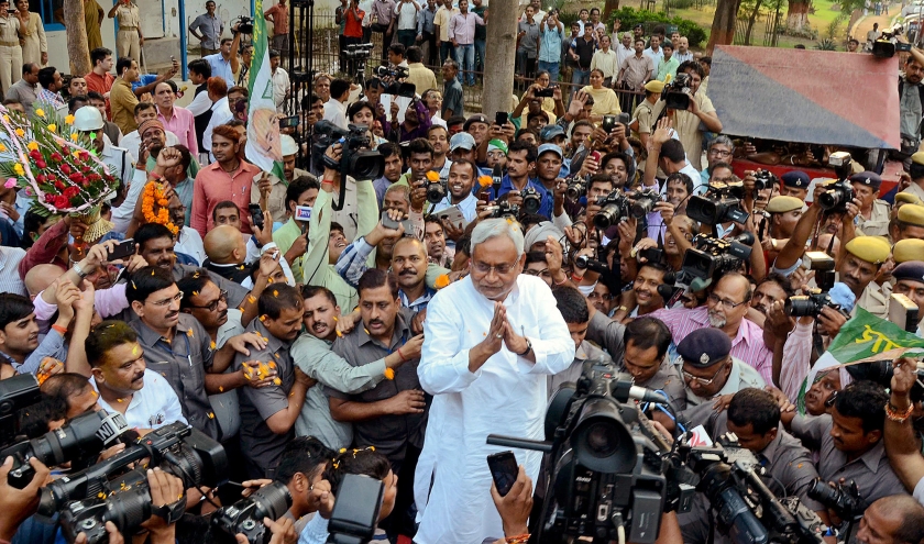 De premier van de Indiase deelstaat Bihar, Nitish Kumar, (m.), beantwoordt vragen van de media na de overwinning van zijn Grote Alliantie in de verkiezingen van zondag. (ap / Aftab Alam Siddiqui)