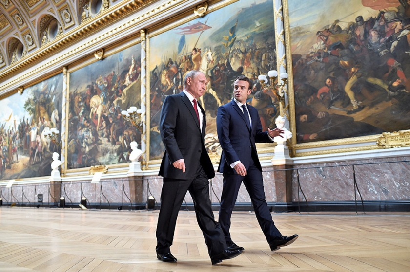 Vladimir Putin en Emmanuel Macron in mei 2017 in Parijs, toen de Franse president ook repte van een rode lijn als het gaat om het gebruik van chemische wapens in Syrië.