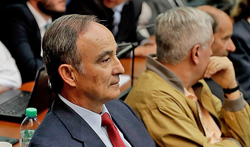 Voormalig marinepiloot Julio Poch in het beklaagdenbankje in Buenos Aires, terwijl de vonnissen worden voorgelezen. (ap / Victor R. Caivano)