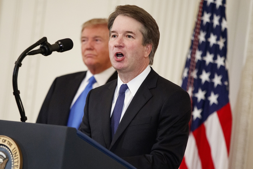 President Donald Trump luistert naar beoogd rechter Brett Kavanaugh in de East Room van het Witte Huis. (ap / Evan Vucci)