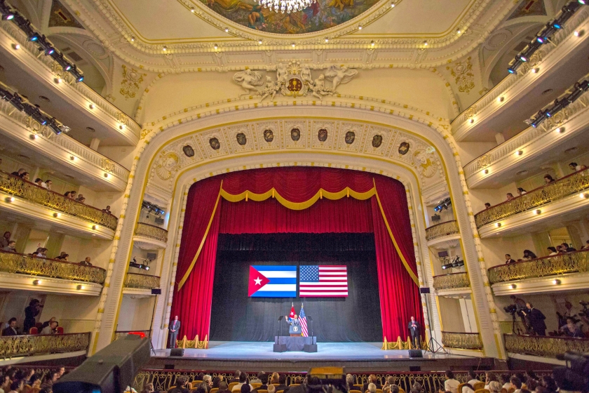 De Amerikaanse president zwaait naar het publiek in het Gran Teatro van Havana, voordat hij aan zijn rechtstreeks op tv uitgezonden speech begint. (ap / Desmond Boyland)
