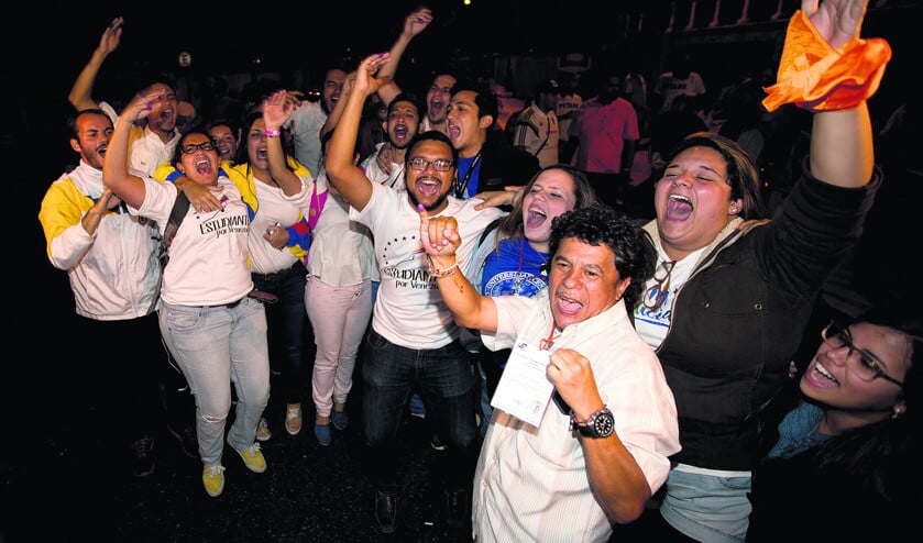 Juichende Venezolanen vieren de historische verkiezingswinst die de oppositiepartijen zondag boekten. (ap / Fernando Llano)