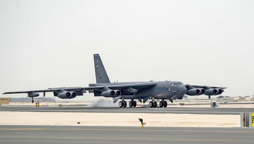 De B-52’s die nieuwe recordaantallen geleide bommen op de taliban loslaten, zijn de eerste met een totaal verbouwd bommenruim. Daarin is een grote roterende cilinder geplaatst, de CSRL, die als een megarevolver series van acht bommen of kruisraketten op hun doel kan afvuren. Met nog meer ophangpunten onder de vleugels blijkt de B-52 nu 24 geleide wapens in één missie te kunnen inzetten. (central command vs)