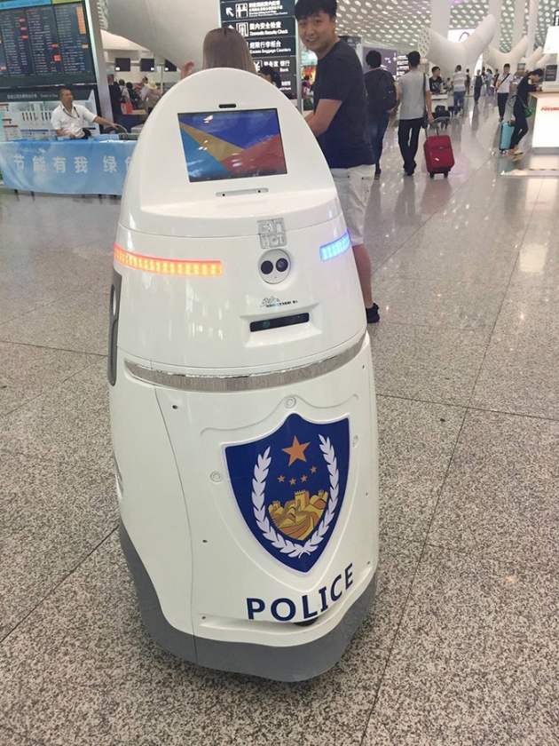 Een politierobot op het treinstation van Shenzhen. (twitter / Joern Leogrande)