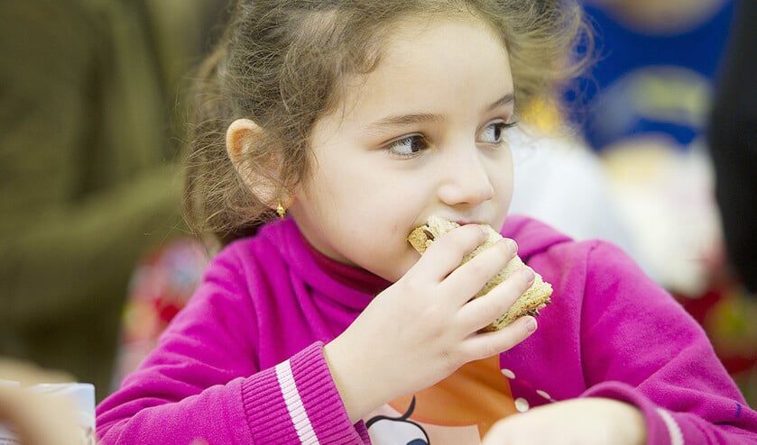 Schoolbesturen zijn verplicht het overblijven van kinderen te organiseren, als daar vraag naar is. Toen dat wettelijk was geregeld, besloot overblijfcoördinator Sheila Hoogeland (foto onder) een eigen bedrijf te beginnen. (anp, nd)