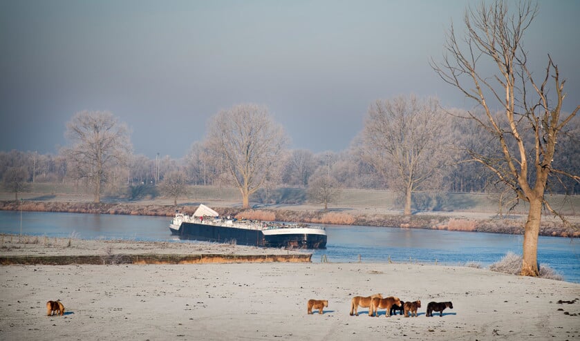 Het binnenvaartschip dat dwars door een stuw is gevaren raakte ook zwaar beschadigd. (anp / Piroschka van de Wouw)
