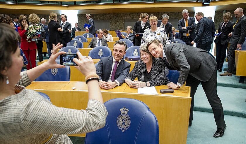Het afscheid van leden van de Tweede Kamer afgelopen woensdag. Van links naar rechts: Marc Harbers (VVD), Helma Nepperus (VVD) en Han ten Broeke (VVD) worden op de foto gezet. (anp / Bart Maat)