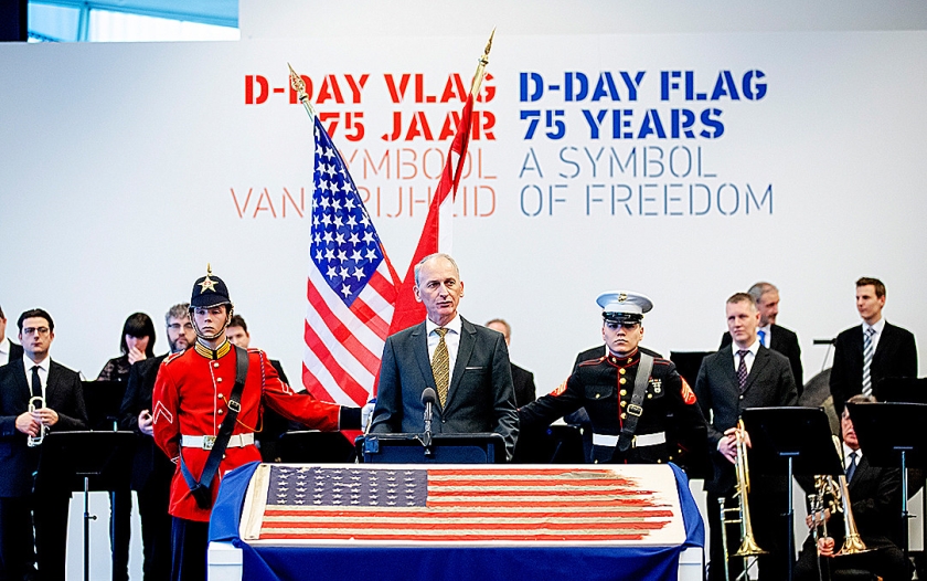 Kunstverzamelaar Bert Kreuk met zijn D-day vlag in de Rotterdamse Kunsthal. (anp / Robin van Lonkhuijsen)