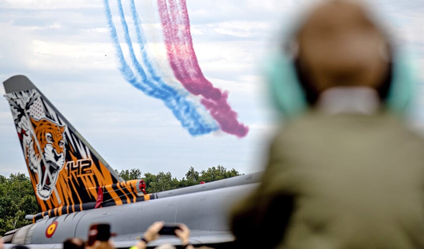 De 250.000 bezoekers aan de Luchtmachtdagen kunnen vliegtuigen van dichtbij bekijken, maar worden ook getrakteerd op spektakel in de lucht. (anp / Sander Koning)