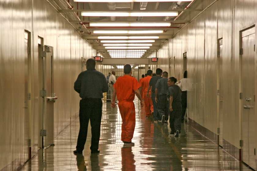 Gevangenen in het Immigration and Customs Enforcement’s Stewart Detention Center in Lumpkin (Georgia) keren terug van de lunch. De gevangenis, met uitsluitend mannelijke gedetineerden, wordt op particuliere basis geëxploiteerd. (ap / Kate Brumback)