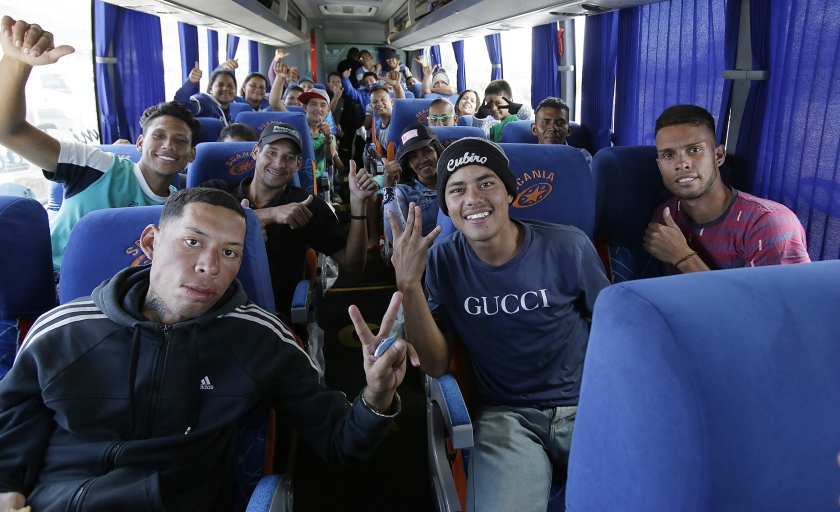 Jonge Venezolanen op de grens met Ecuador. Ze zijn hun land ontvlucht vanwege de armoede en de uitzichtloosheid om er een bestaan op te bouwen. (ap / Dolores Ochoa)
