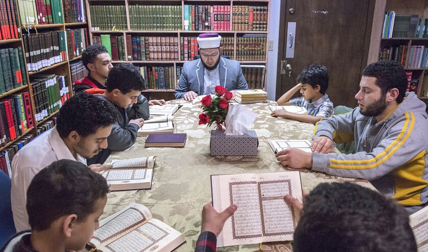 Jonge moslims bestuderen de Koran in een Koranschool in de Amerikaanse stad Tacoma. Veel Arabische begrippen zijn in het Nederlands terechtgekomen, maar kunnen ook heel andere betekenissen hebben. (ap / Drew Perine)