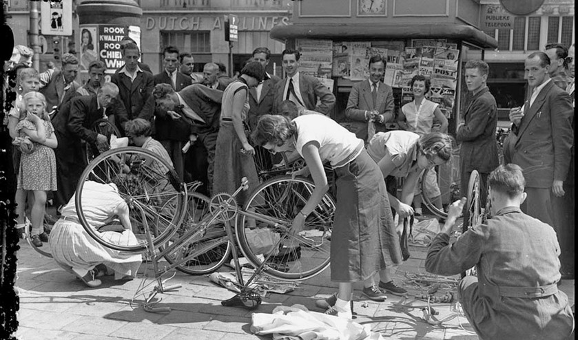 Amerikaanse meisjes leren fietsen repareren in Amsterdam, 1953. De fiets, het Nederlandse vervoermiddel bij uitstek, werd uitgevonden in het buitenland. (Ben van Meerendonk / ahf, collectie iisg, amsterdam)