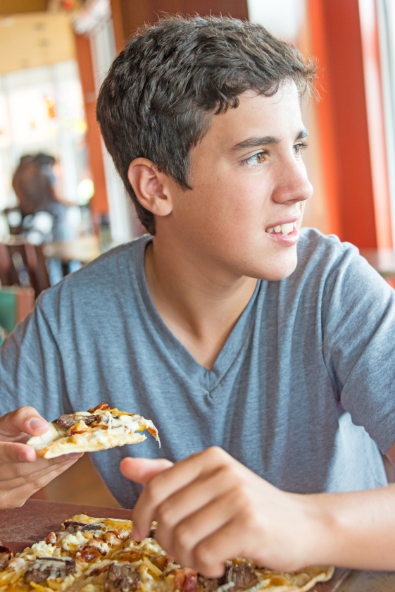 Gezond: Waarom worden tienerjongens niet dik, ook al eten ze veel? (istock)