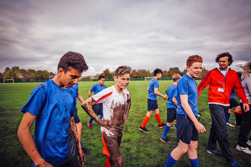 De voetbaljongetjes moeten weer mannen worden. Dat is volgens voetbalkenners de oplossing van de crisis bij Oranje. (istock)