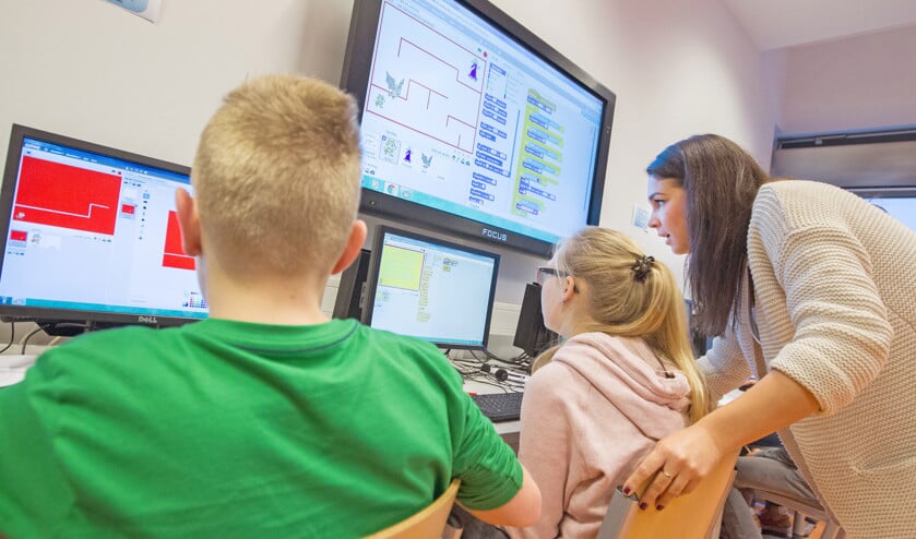 Kinderen leren programmeren op De Twaalfruiter in Vleuten. Toets het pijltje naar links in, en de kat gaat iets naar links. (Jeroen Jumelet)