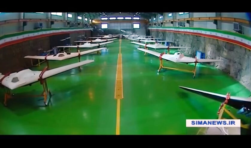 In 2016 presenteerde de Iraanse Revolutionaire Garde een hangar vol Iraanse drones, nagemaakt van de Amerikaanse RQ-170, waarvan de Iraniërs in 2013 een exemplaar vrijwel onbeschadigd uit de lucht schoten. De beelden zijn afkomstig van een Iraanse tv-zender. (iran’s islamic revolution guards corps)