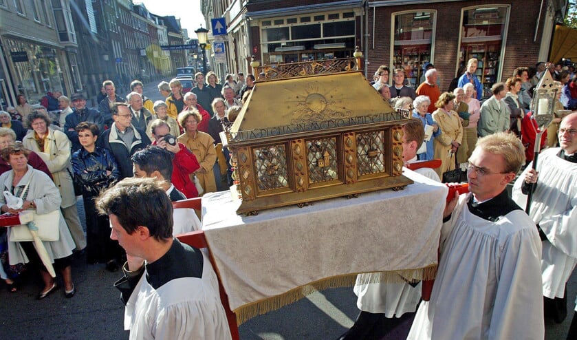 De eerste Willibrordprocessie (2002) wilde niet het rooms-katholieke geloof zichtbaar maken, maar de heilige gedenken die het evangelie in Nederland bracht. (anp / Robert Vos)