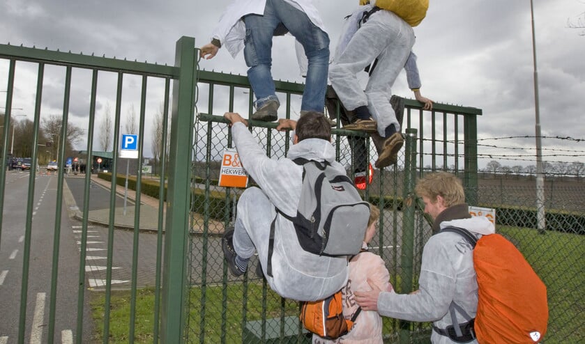Op het hoogtepunt van de nucleaire wapenwedloop eind jaren tachtig waren er bijna 70.000 kernwapens. Nu zijn dat er nog iets meer dan 14.000. En dat mede dankzij de protesten. een protest in 2010 tegen de aanwezigheid van Amerikaanse kernwapens op vliegbasis Volkel. (anp / Ed Oudenaarden)