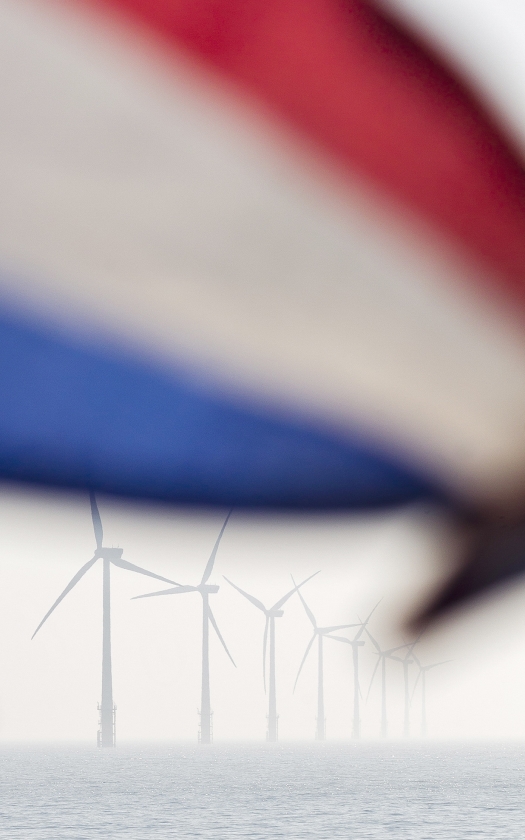 Windturbines bij Egmond aan Zee: het eerste grote windpark dat in de Noordzee voor de Nederlandse kust is gebouwd. (anp / Koen Suyk)