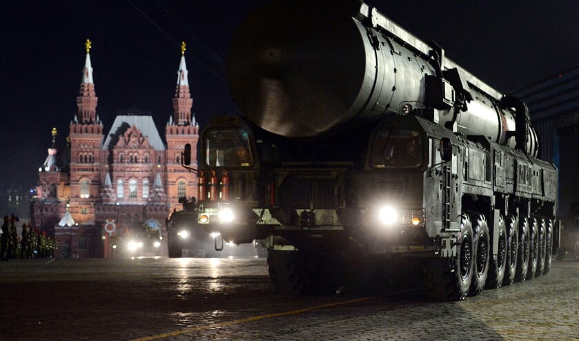 Een lanceerinstallatie voor thermonucleaire raketten op het Rode Plein in Moskou, tijdens een militaire parade in 2015. Thermonucleaire wapens hebben een vernietigingskracht van vijfhonderd tot duizend keer ‘Hiroshima’. (afp / Vasily Maximov)